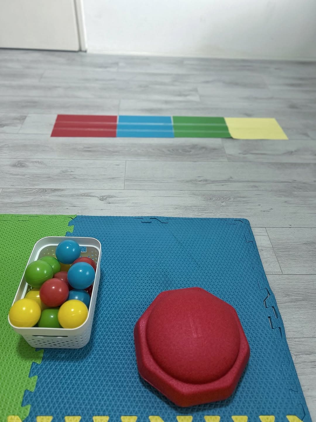 Igra sa obojenim lopticama i balancerom