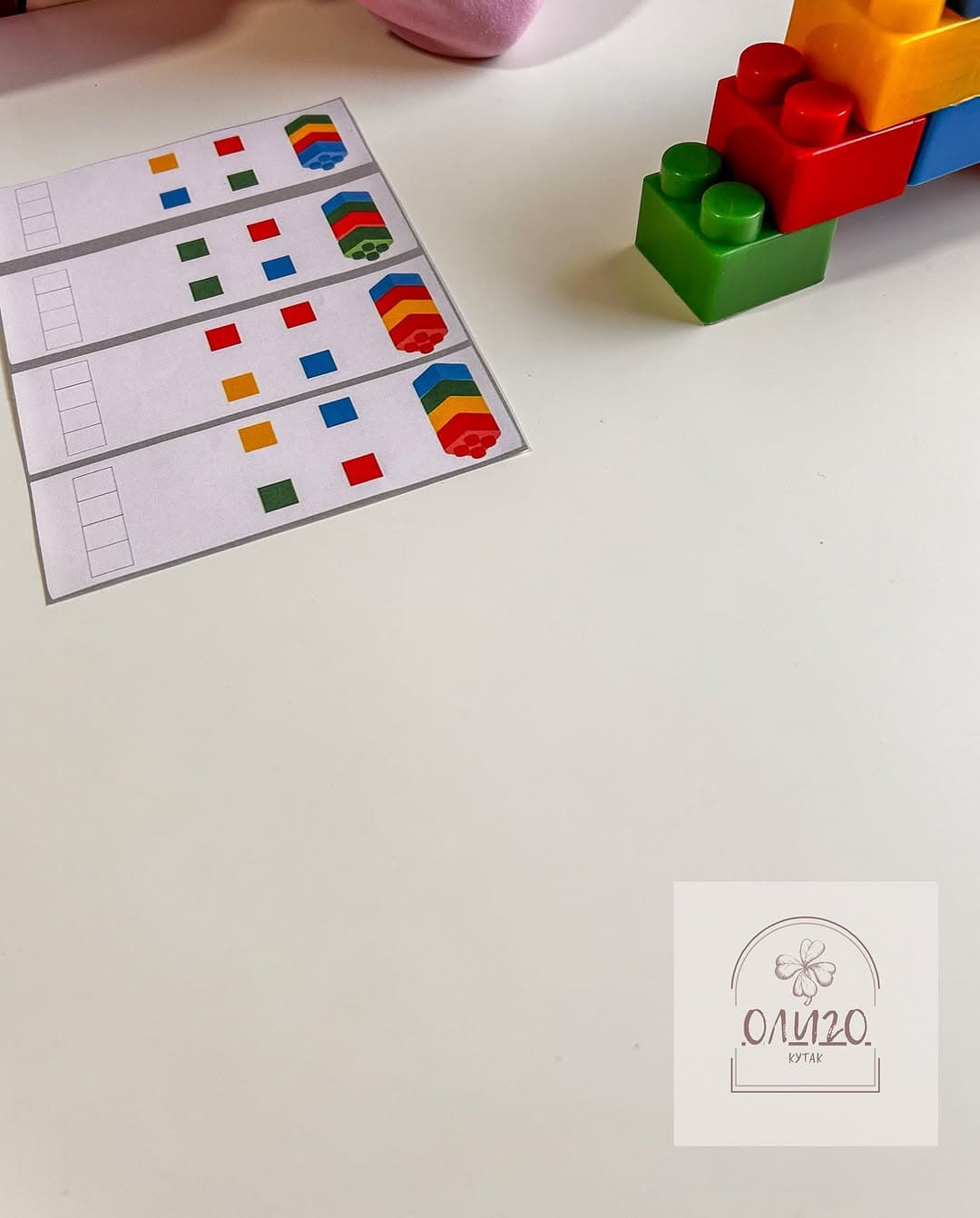 Dete igra sa kockama prema zadatom modelu